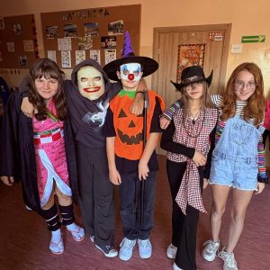 Klimat Halloween na szkolnych korytarzach za sprawą klas IV-VIII